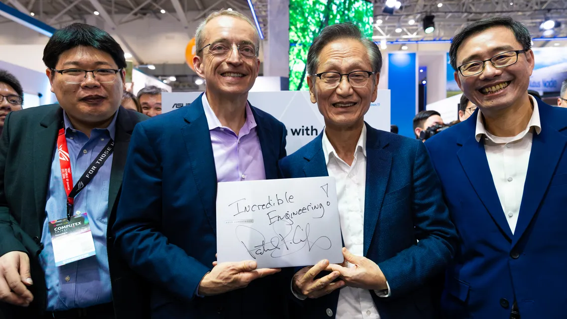 4. Intel Ceo Pat Gelsinger Signs an Asus Expertbook P5 and Poses for a Photo With Asus Chairman Jonney Shih, Asus Co Ceo S.y. Hsu (right), and Asus Smartphone Bu General Manager Bryan Chang (left).