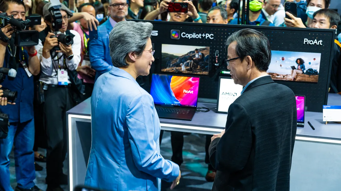 2. Asus Co Ceo Samson Hu and Amd Ceo Lisa Su in Front of the Asus Pro Art Copilot+ Pc Equipped With the Latest Amd Ryzen AI 300 Series Processor.