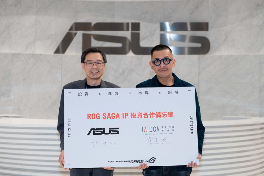 華碩與文策院簽署「ROG SAGA IP投資合作備忘錄」，攜手開拓臺灣ACG內容產製市場。(左)為華碩共同執行長許先越，(右)為文策院董事長蔡嘉駿。