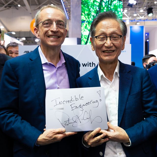 4. Intel Ceo Pat Gelsinger Signs an Asus Expertbook P5 and Poses for a Photo With Asus Chairman Jonney Shih, Asus Co Ceo S.y. Hsu (right), and Asus Smartphone Bu General Manager Bryan Chang (left).