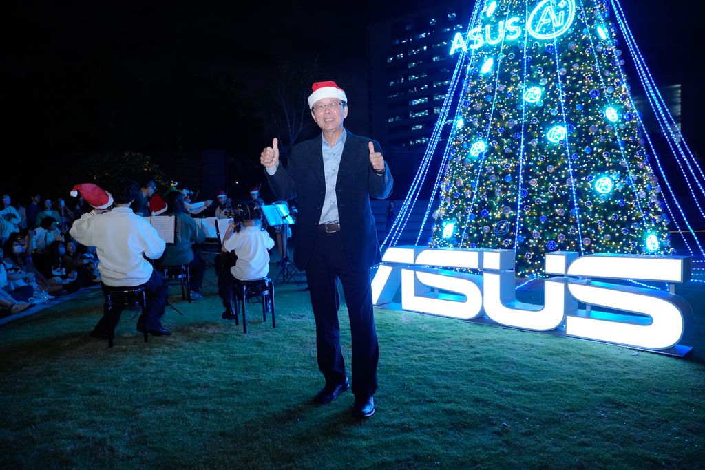 ASUS Co-CEO Samson Hu welcomes the ASUS family at the tree lighting ceremony.