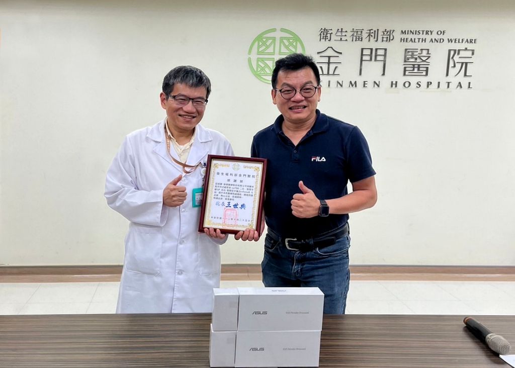 華碩捐贈2台手持超音波至衛生福利部金門醫院，左為衛生福利部金門醫院王世典院長