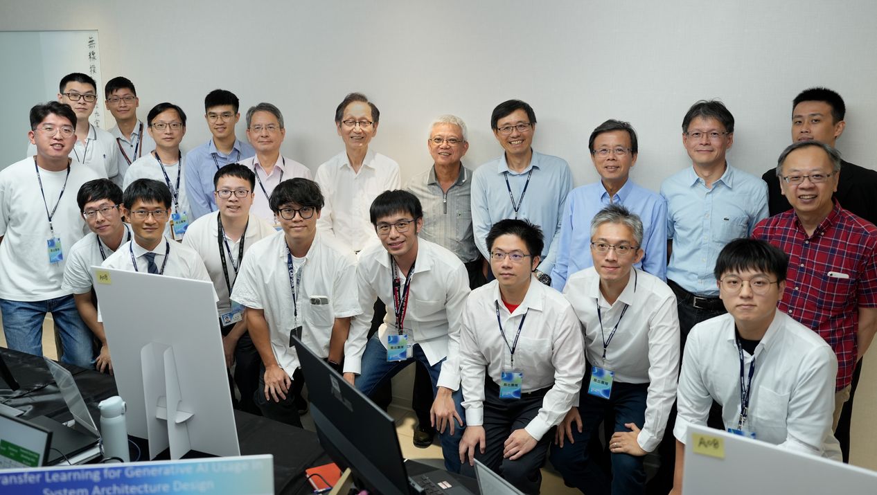 ASUS executives, including Chairman Jonney Shih, Vice Chairman Ted Hsu, and Co-CEOs S.Y. Hsu and Samson Hu, explored the latest presentations. 