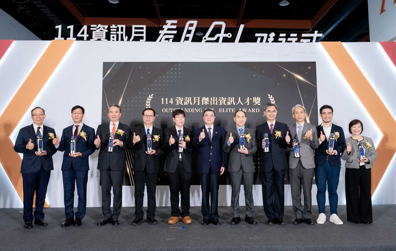 資通訊產業最高榮譽的「傑出資訊人才獎」於今日舉行頒獎典禮，本屆共有10位產業及公部門領袖獲此殊榮。（圖左三為華碩電腦全球副總裁暨集團資安長金慶柏）