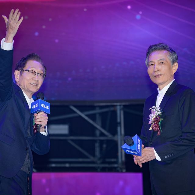 Chairman Jonney and former Group President Jonathan Tsang on stage at the ASUS Year-End Banquet