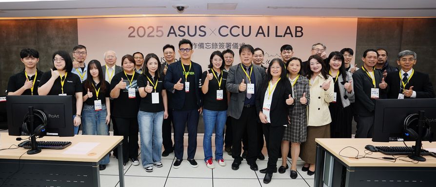 文化大學與華碩簽約典禮現場，師生共同見證合作時刻並合影留念。