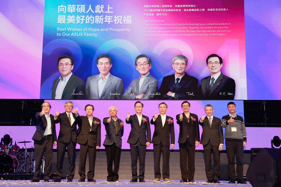 華碩董事長施崇棠率領主管團隊向全體同仁致上誠摯感謝。