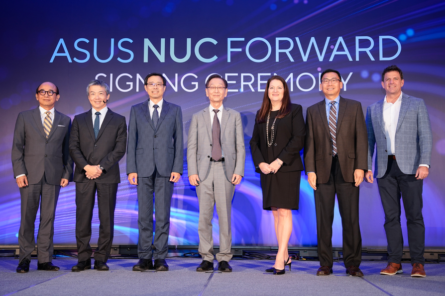 Executives of ASUS, Intel, and valued partners unite on stage to celebrate the significant milestone as ASUS takes NUC forward. 